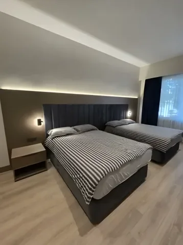 Lacivert yatak başlıklı konaklama odası