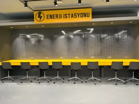 “Enerji İstasyonu” duvarı ve uzun çalışma bankosu