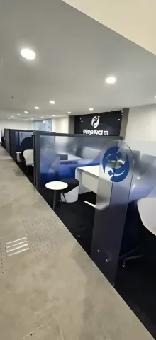 Baskılı cam paravanlı görüşme masaları