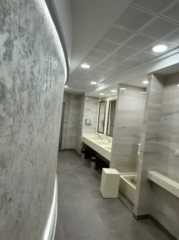 Taş görünümlü kavisli duvar ve lavabolar
