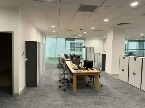 Açık ofis çalışma masaları ve dolaplar