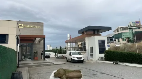 Emlak Katılım tabelalı bina girişi