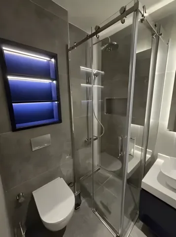 Işıklı nişli banyo ve cam duş kabini