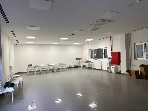 Parlak zeminli ortak kullanım salonu