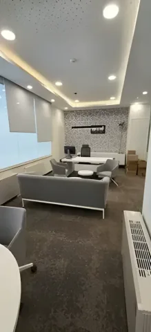 Gizli ışıklı tavanlı müşteri bekleme alanı