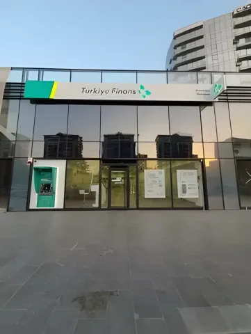 Cam cepheli Türkiye Finans şube girişi