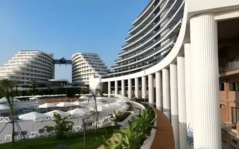 Beyaz kolonlu revak ve bahçeye açılan havuz terası